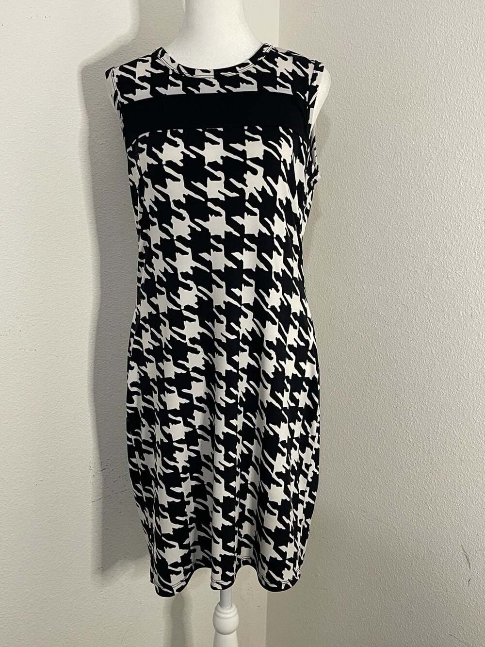 Calvin Klein Sleeveless Houndstooth Pattern Sheath Dress About size Sm